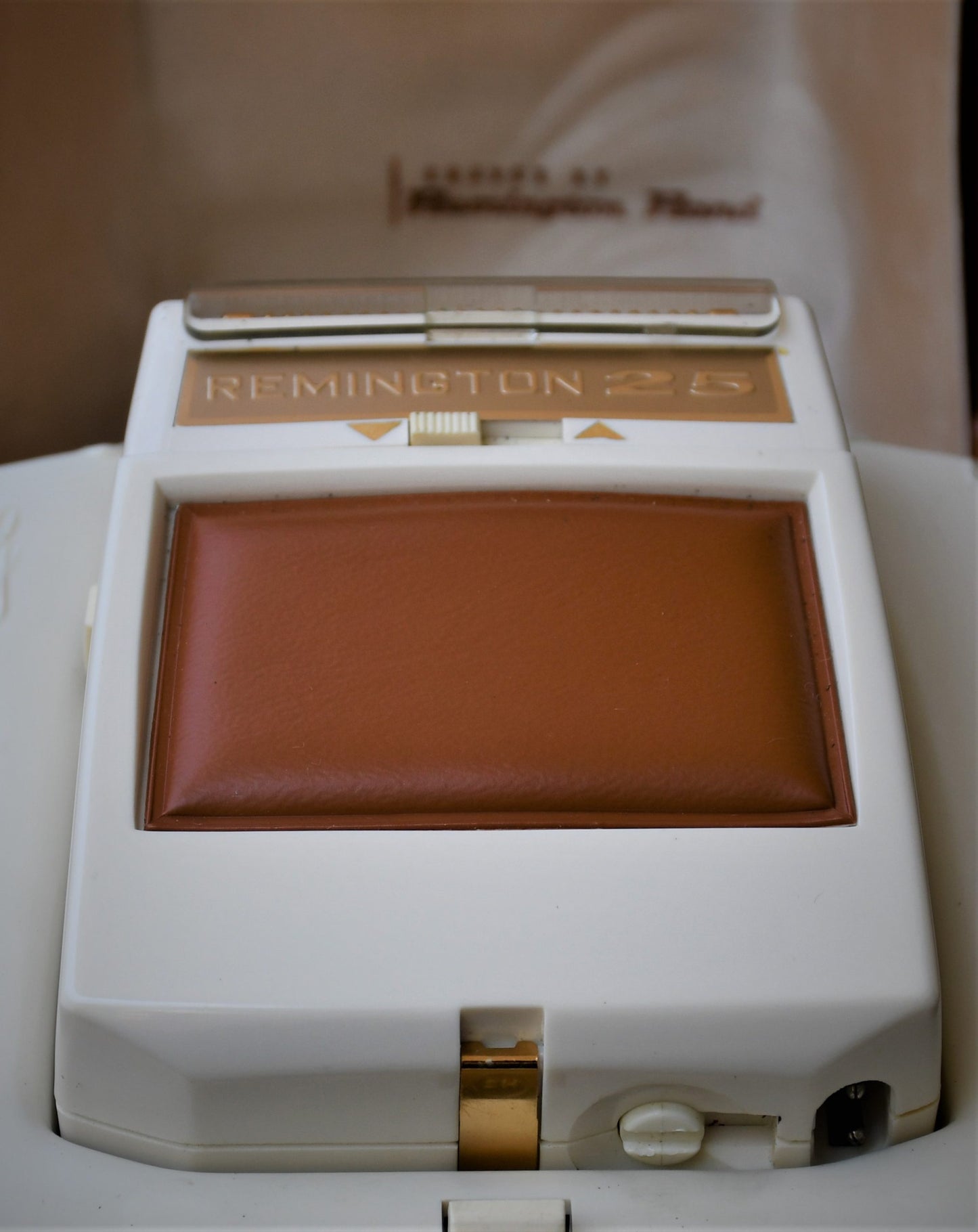 Винтидж електрическа самобръсначка "Remington 25"