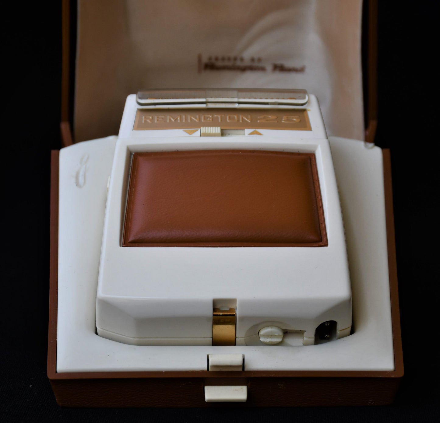 Винтидж електрическа самобръсначка "Remington 25"