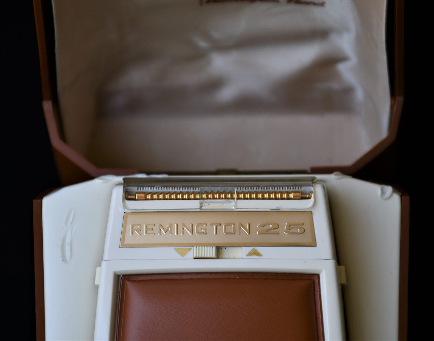 Винтидж електрическа самобръсначка "Remington 25"