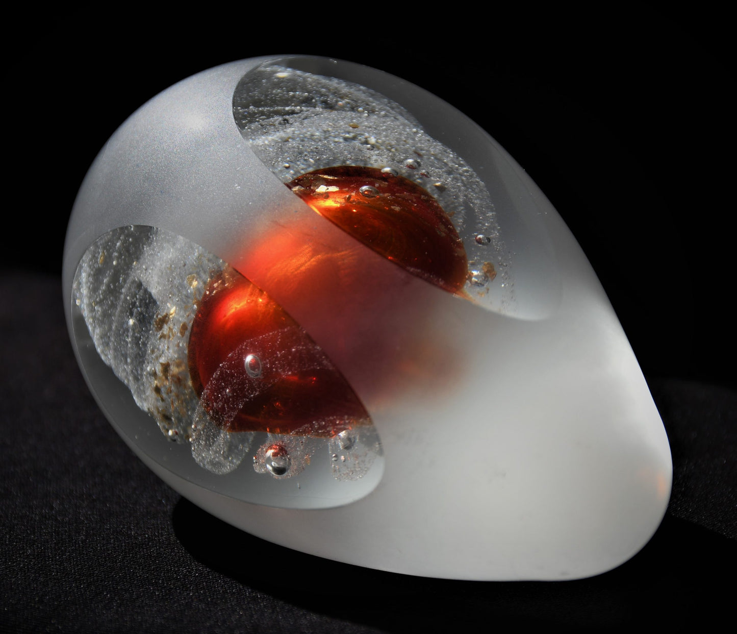 Стъклена скулптура на Monica Backström за Kosta Boda