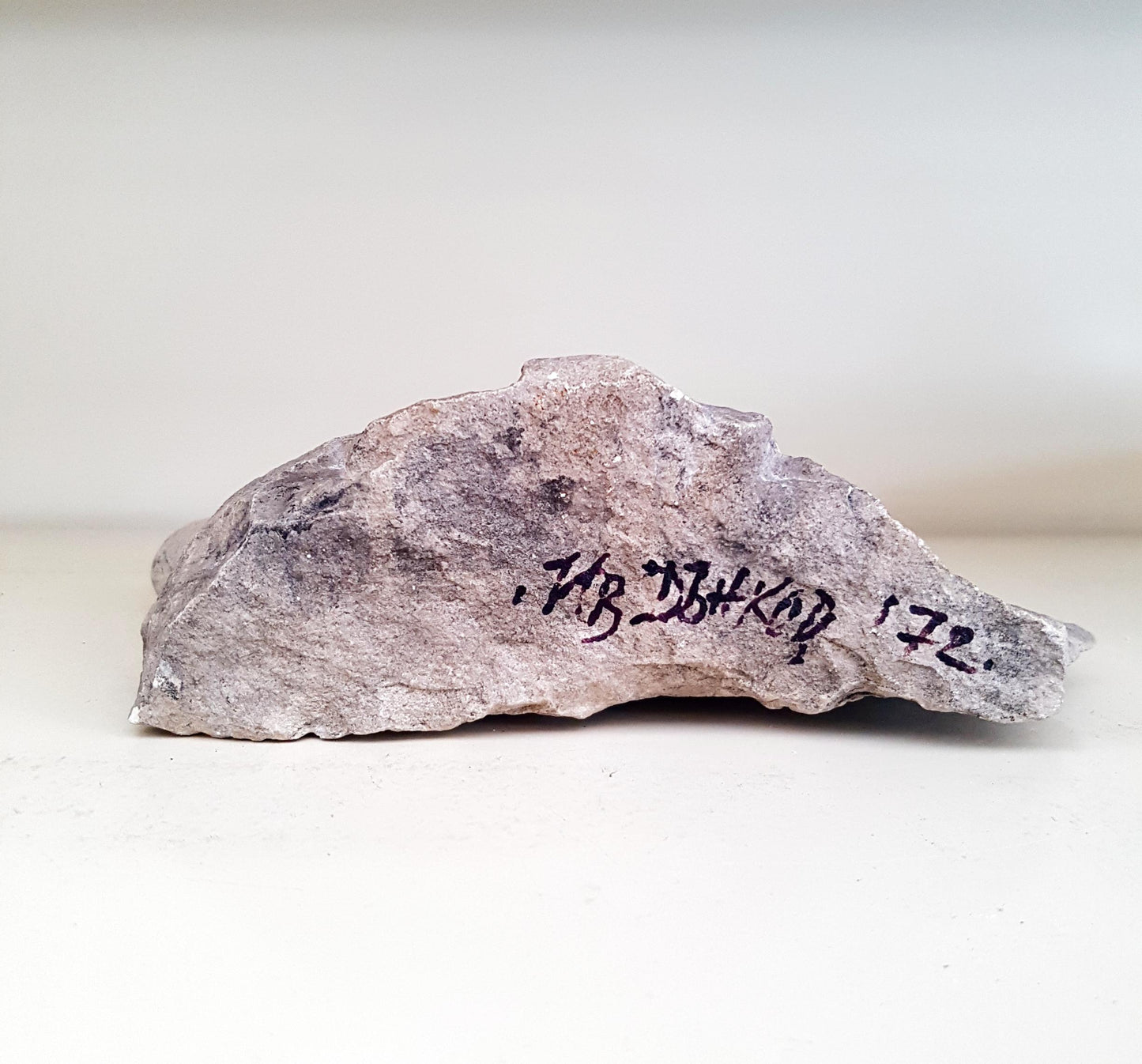 Скулптора от варовик с подпис