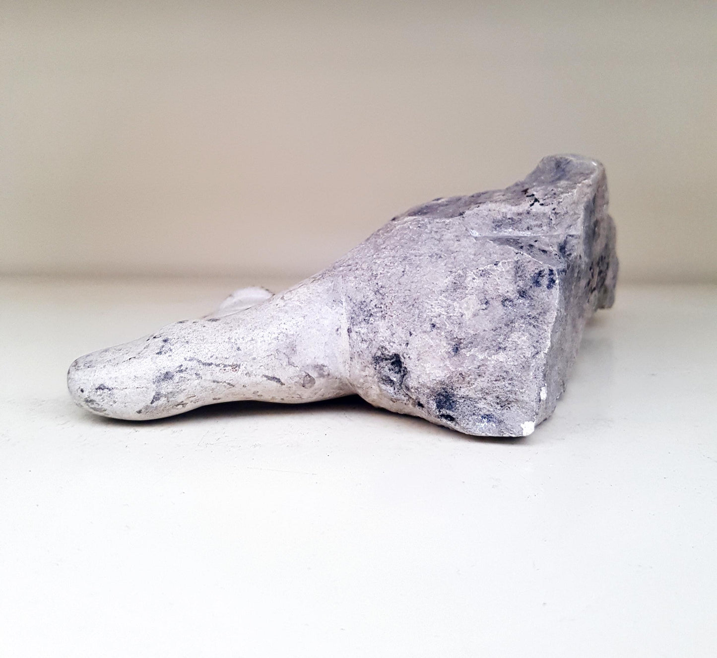 Скулптора от варовик с подпис