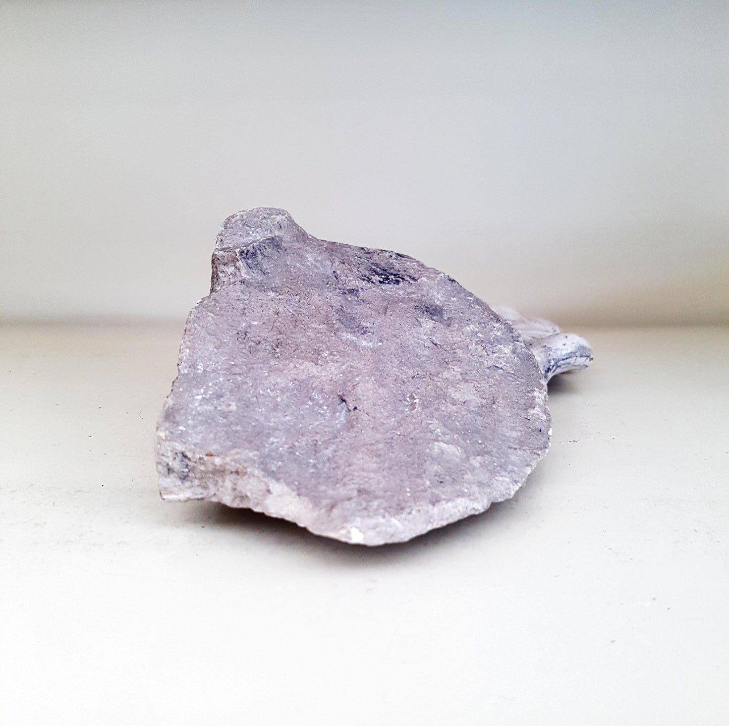 Скулптора от варовик с подпис