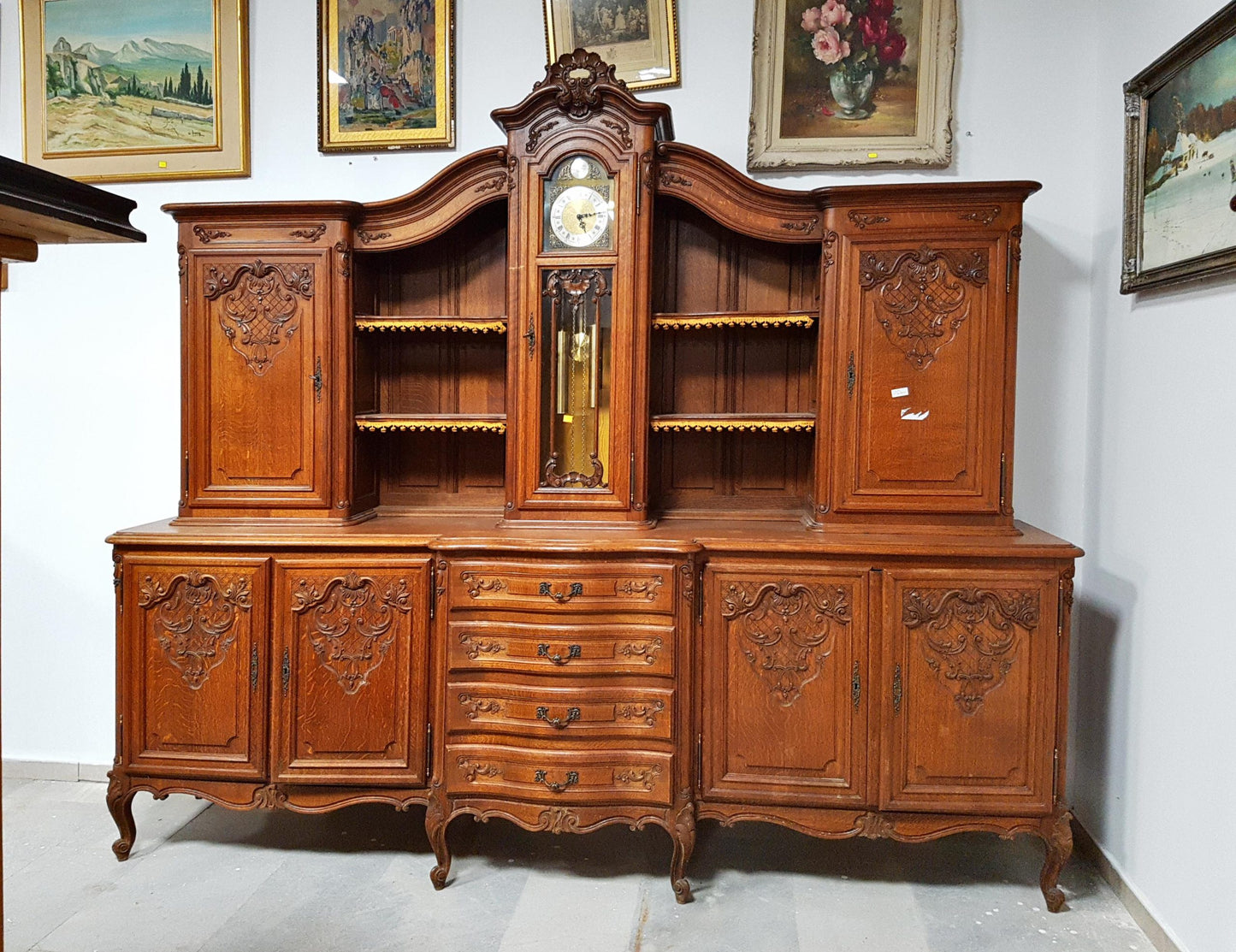 Бюфет с часовник