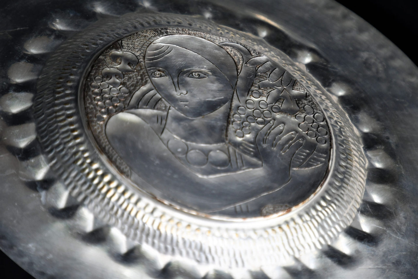 Артистична медна чиния