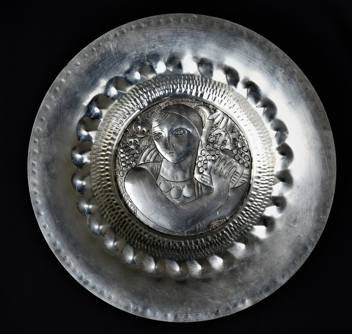 Артистична медна чиния