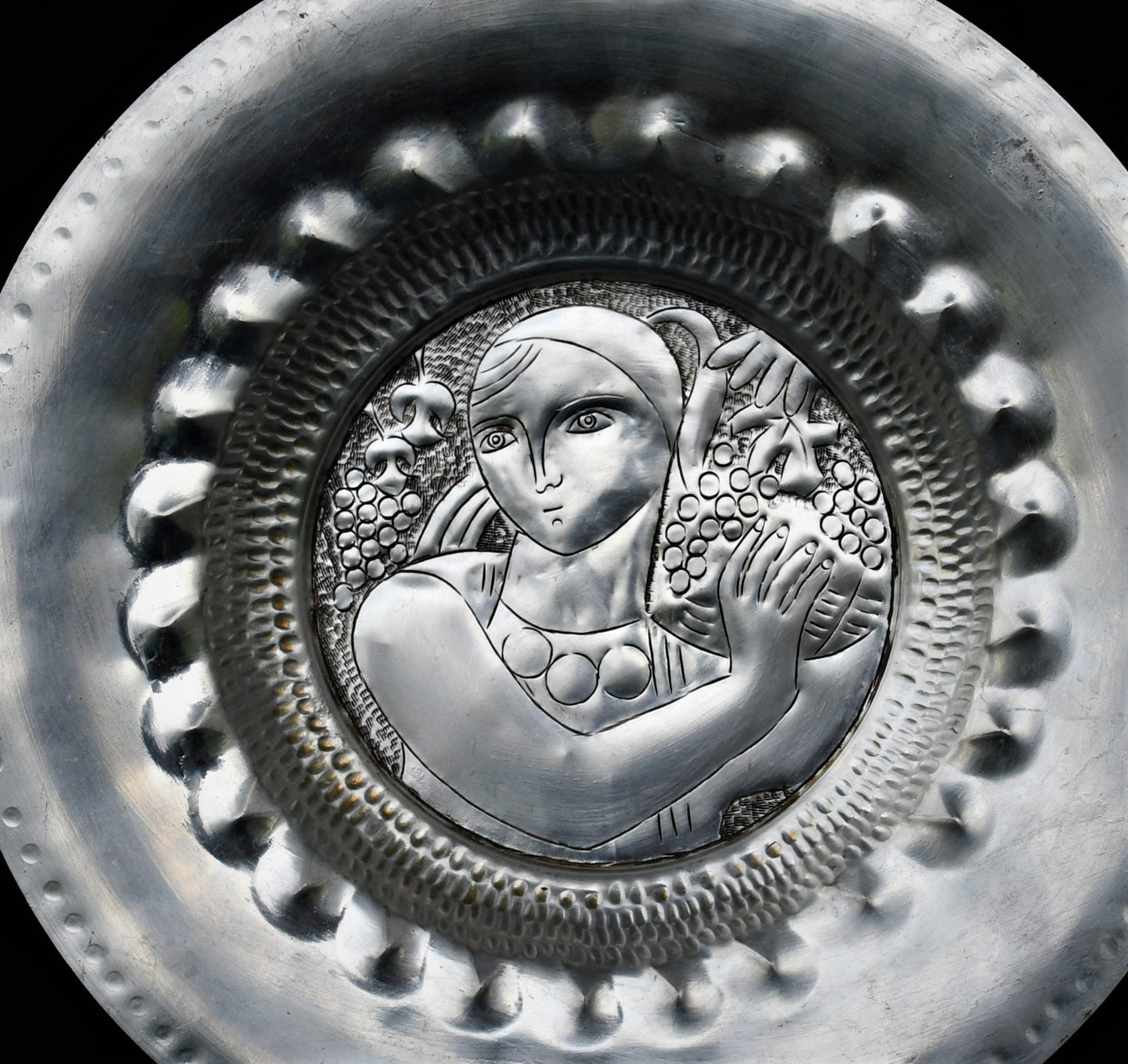 Артистична медна чиния