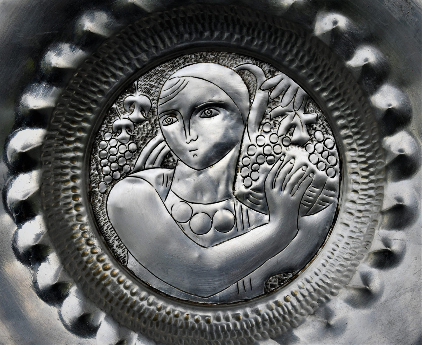 Артистична медна чиния