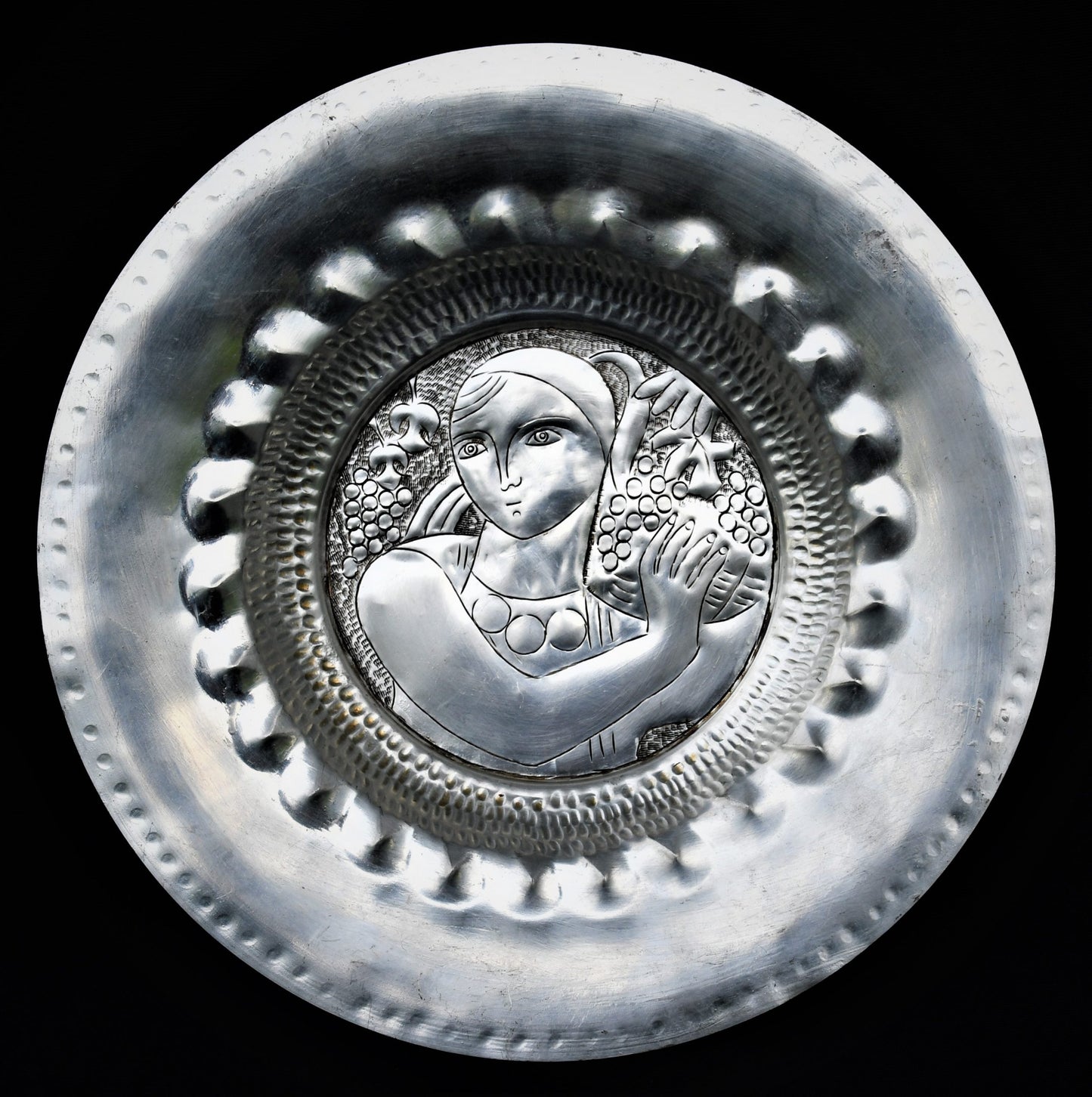 Артистична медна чиния