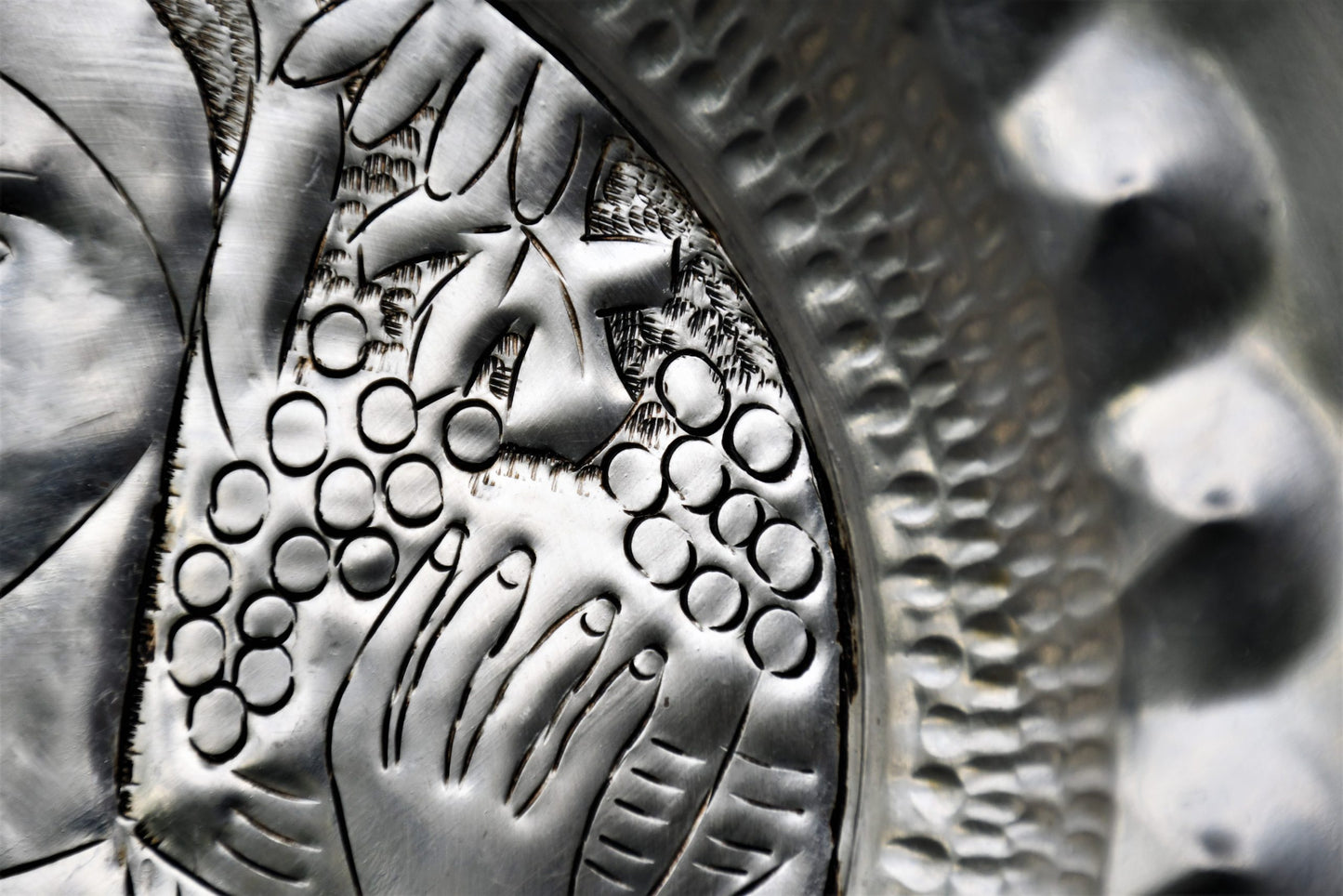 Артистична медна чиния