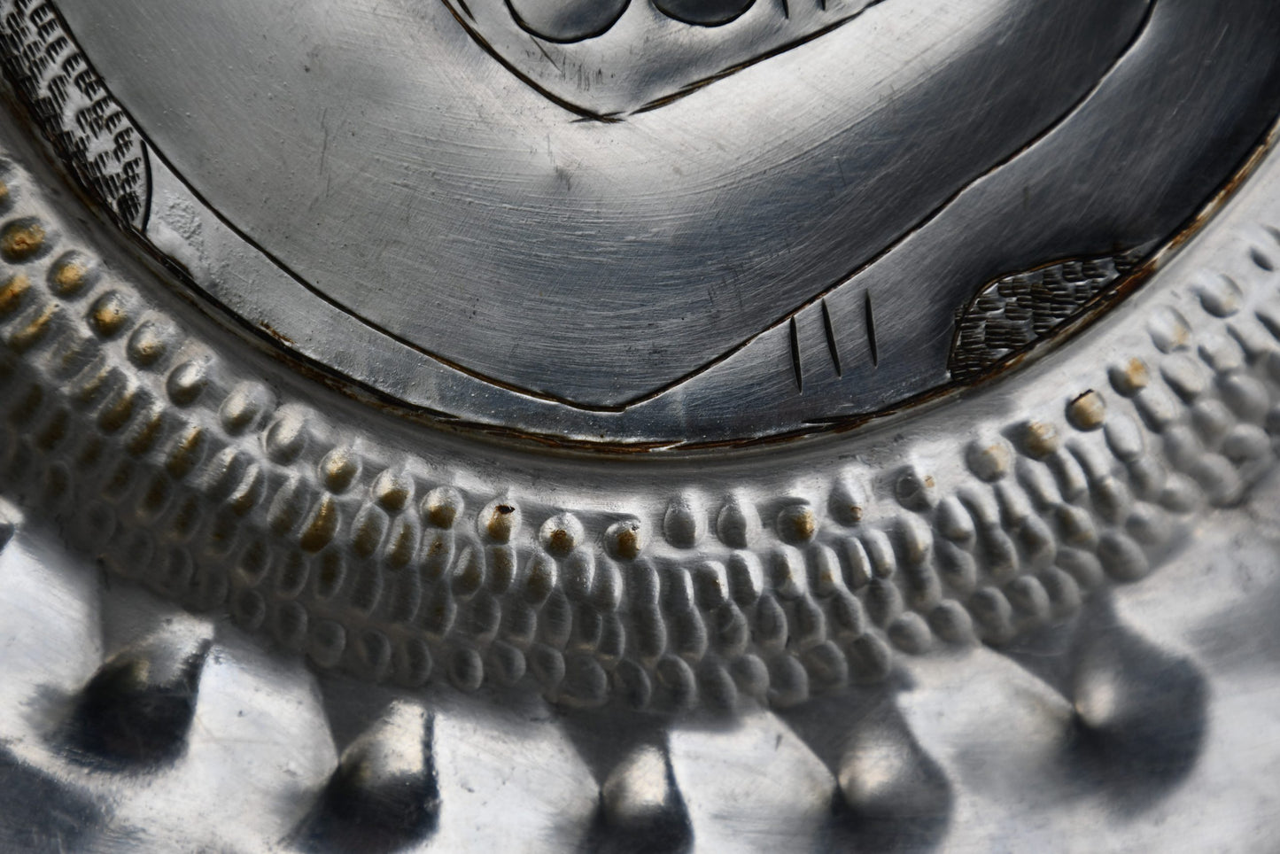 Артистична медна чиния