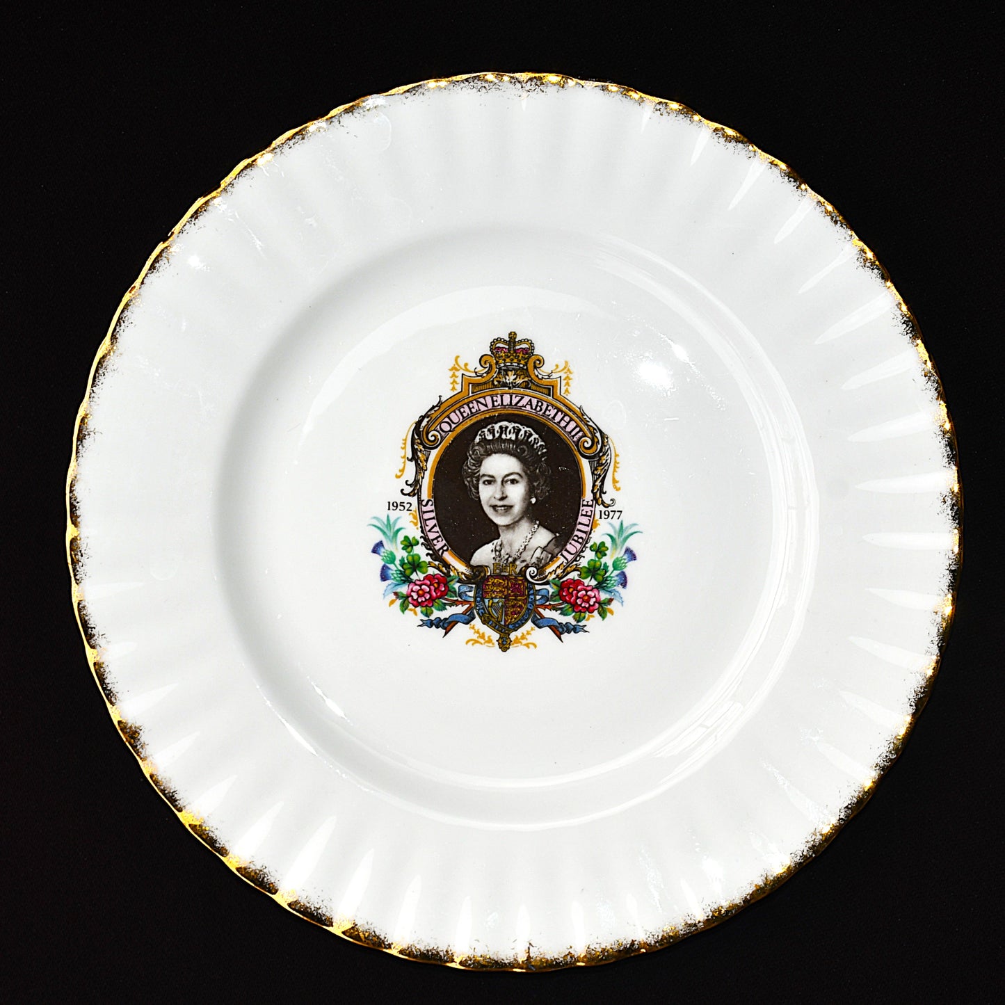 Royal Kent - чиния Queen Elizabeth II Silver Jubilee - изглед отпред