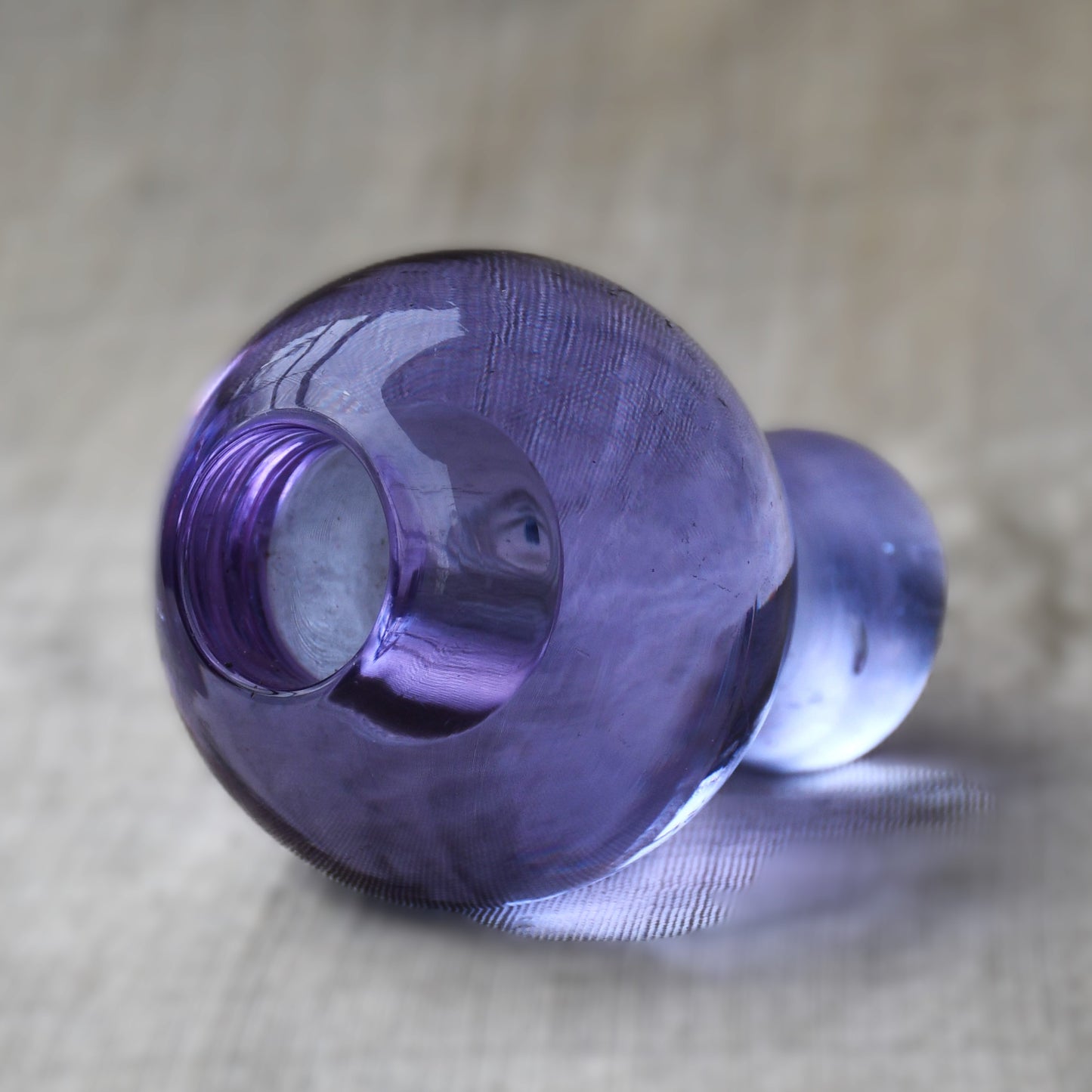 Свещник неодимиево стъкло, Милослав Клингер, Zelezny Brod Glasswork, Чехословакия, 1960-те