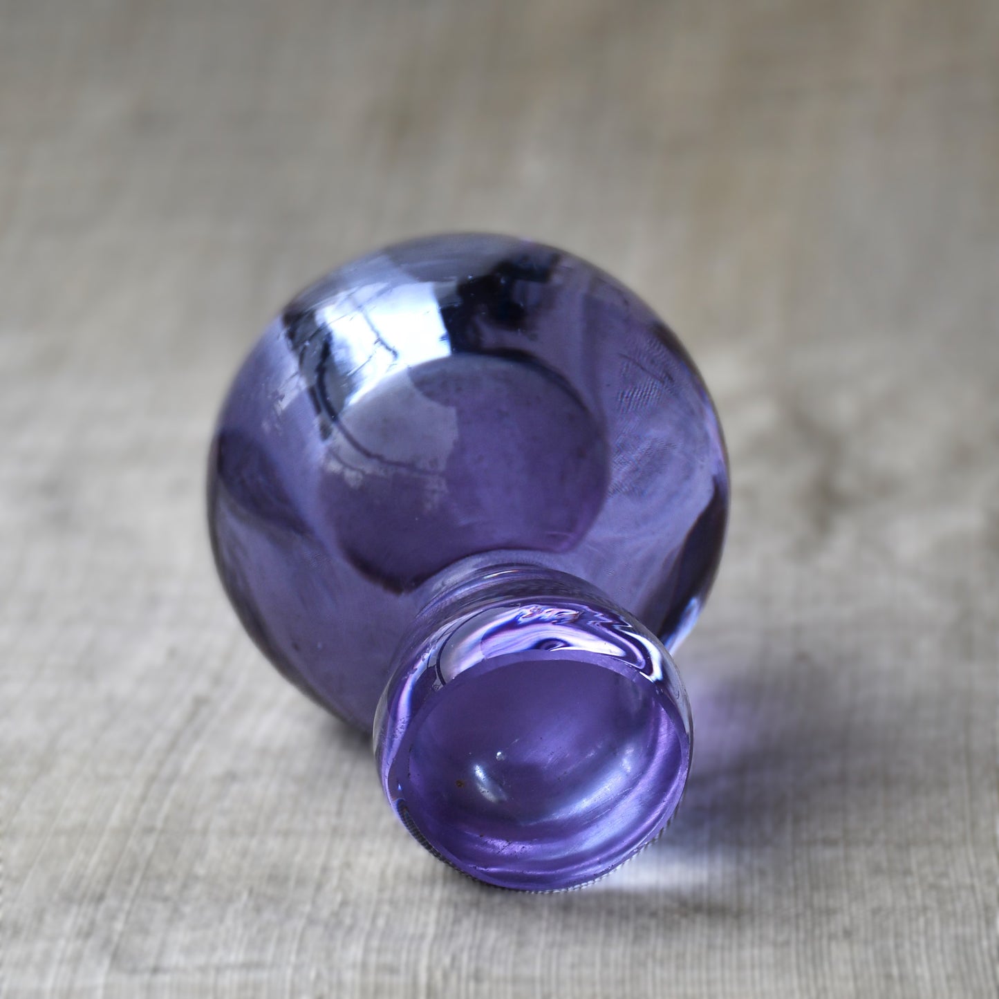 Свещник неодимиево стъкло, Милослав Клингер, Zelezny Brod Glasswork, Чехословакия, 1960-те