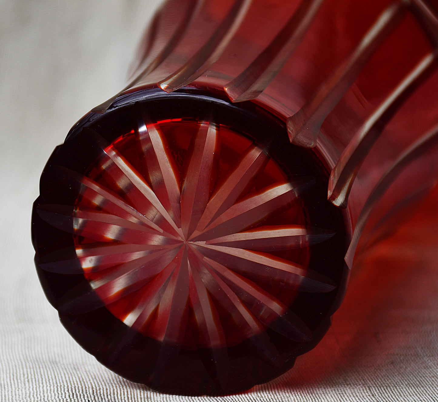 Ваза Бохемия, двуслоен кристал, Ruby-to-Clear, Чехословакия, 1960-те