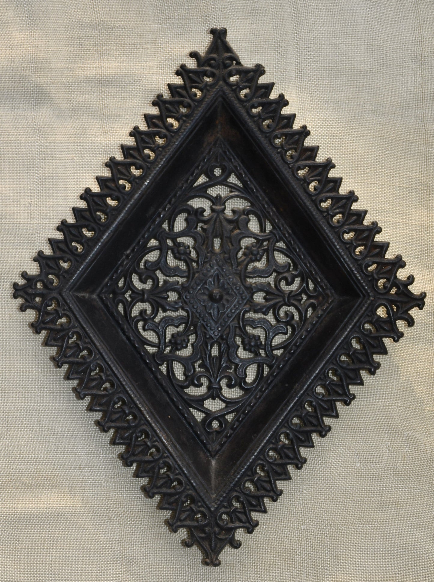 Ажурна чугунена чиния за визитки, Леярна Куса, Южен Урал, 1954 г.