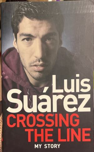 Корицата на книгата Crossing the Line: My Story от Luis Suárez