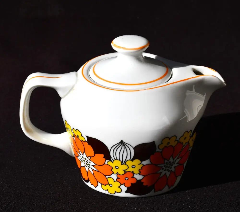 Порцеланов чайник на Hollohaza - antique