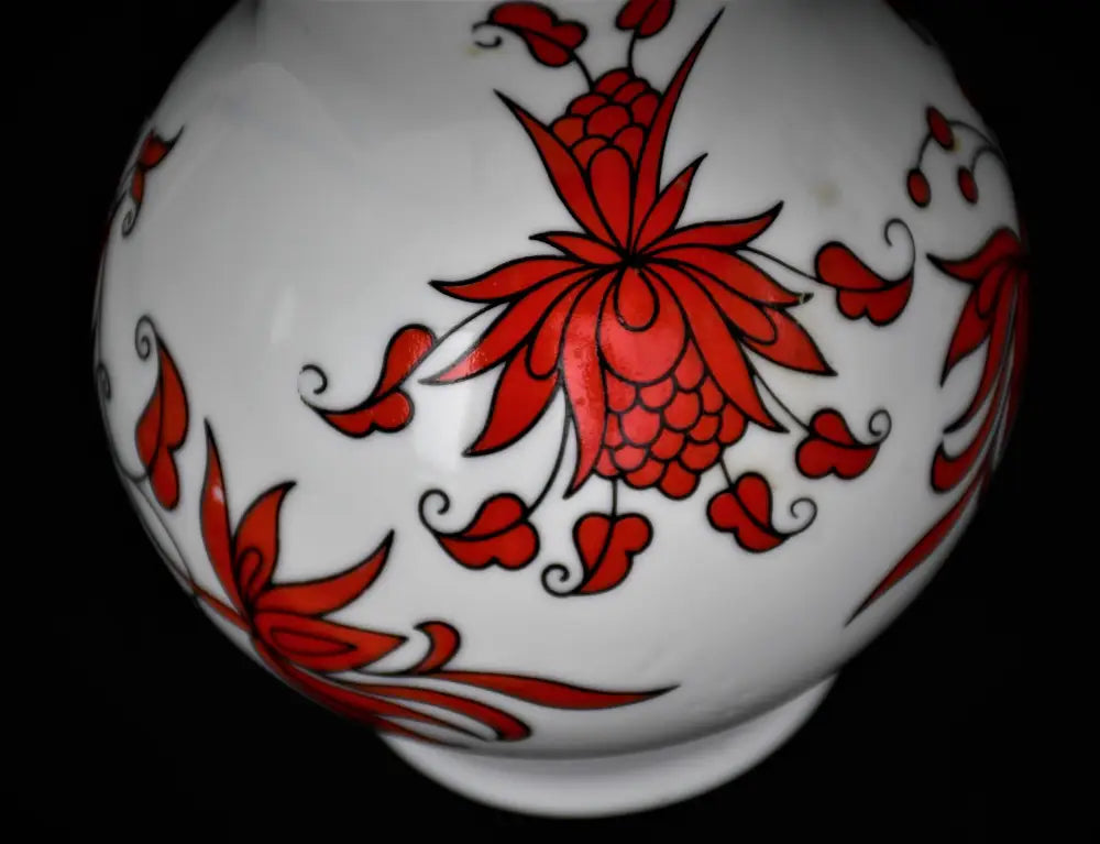 Порцеланова винтидж ваза от Жолнай/Zsolnay - antique