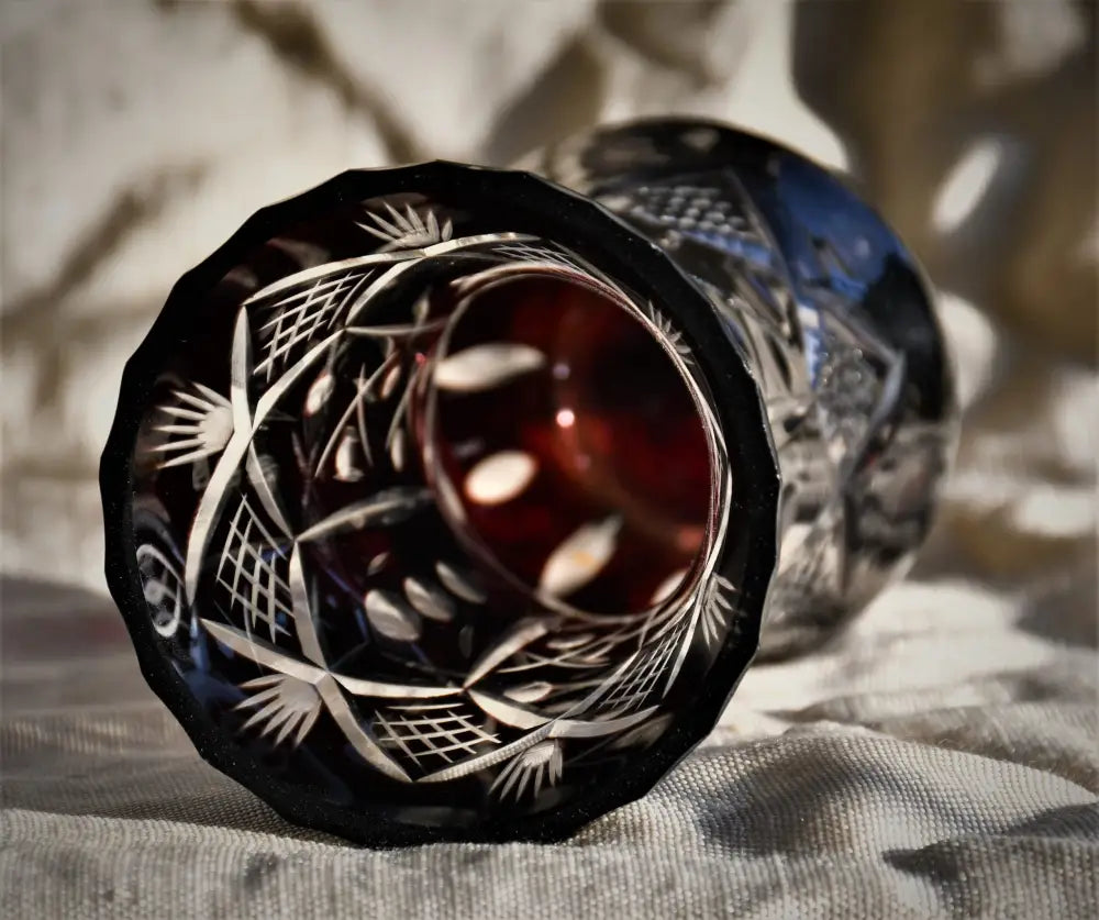 Винтидж ваза - двуслоен кристал. Ръчно гравирана. - antique